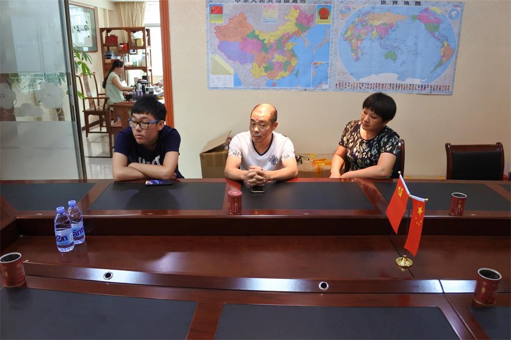 知識改變?nèi)说拿\，公司職工子女考上大學(xué) 單位頒發(fā)助學(xué)金
