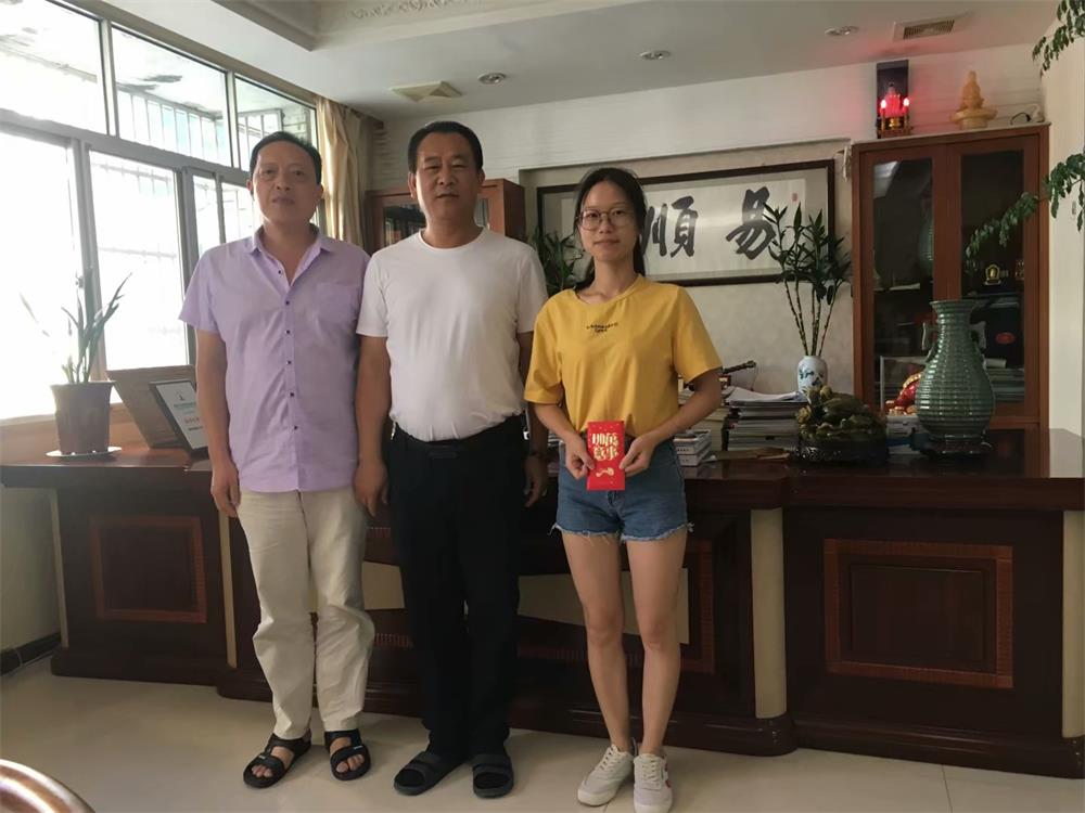 知識改變?nèi)说拿\，公司職工子女考上大學(xué) 單位頒發(fā)助學(xué)金