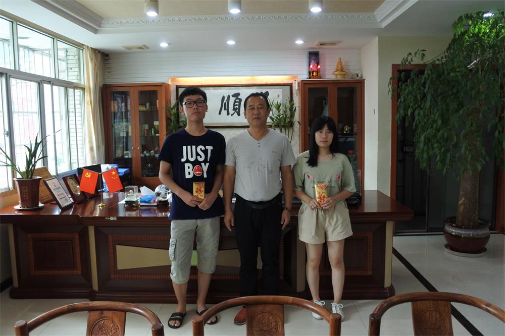知識改變?nèi)说拿\，公司職工子女考上大學(xué) 單位頒發(fā)助學(xué)金