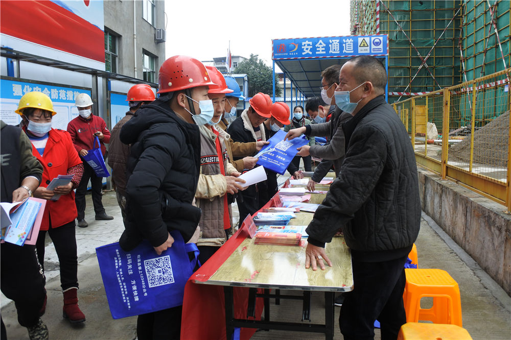 工農(nóng)路農(nóng)貿(mào)市場及安置房綜合體項目部攜手松溪縣總工會、司法局聯(lián)合開展農(nóng)民工公益法律服務行動