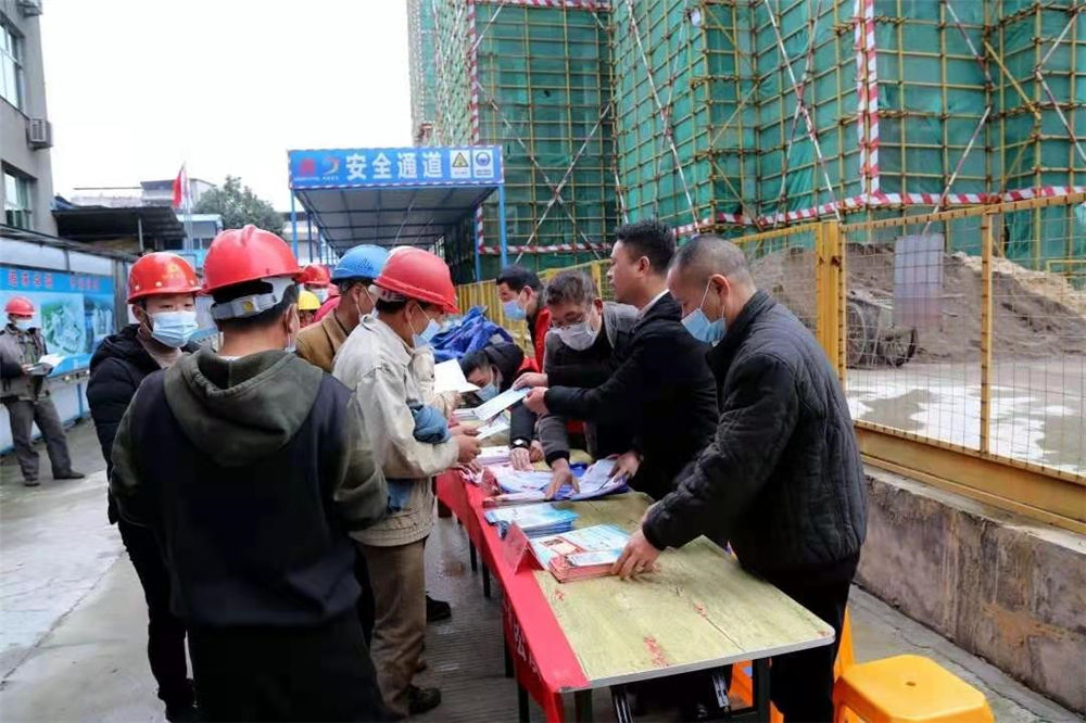 工農(nóng)路農(nóng)貿(mào)市場及安置房綜合體項目部攜手松溪縣總工會、司法局聯(lián)合開展農(nóng)民工公益法律服務行動