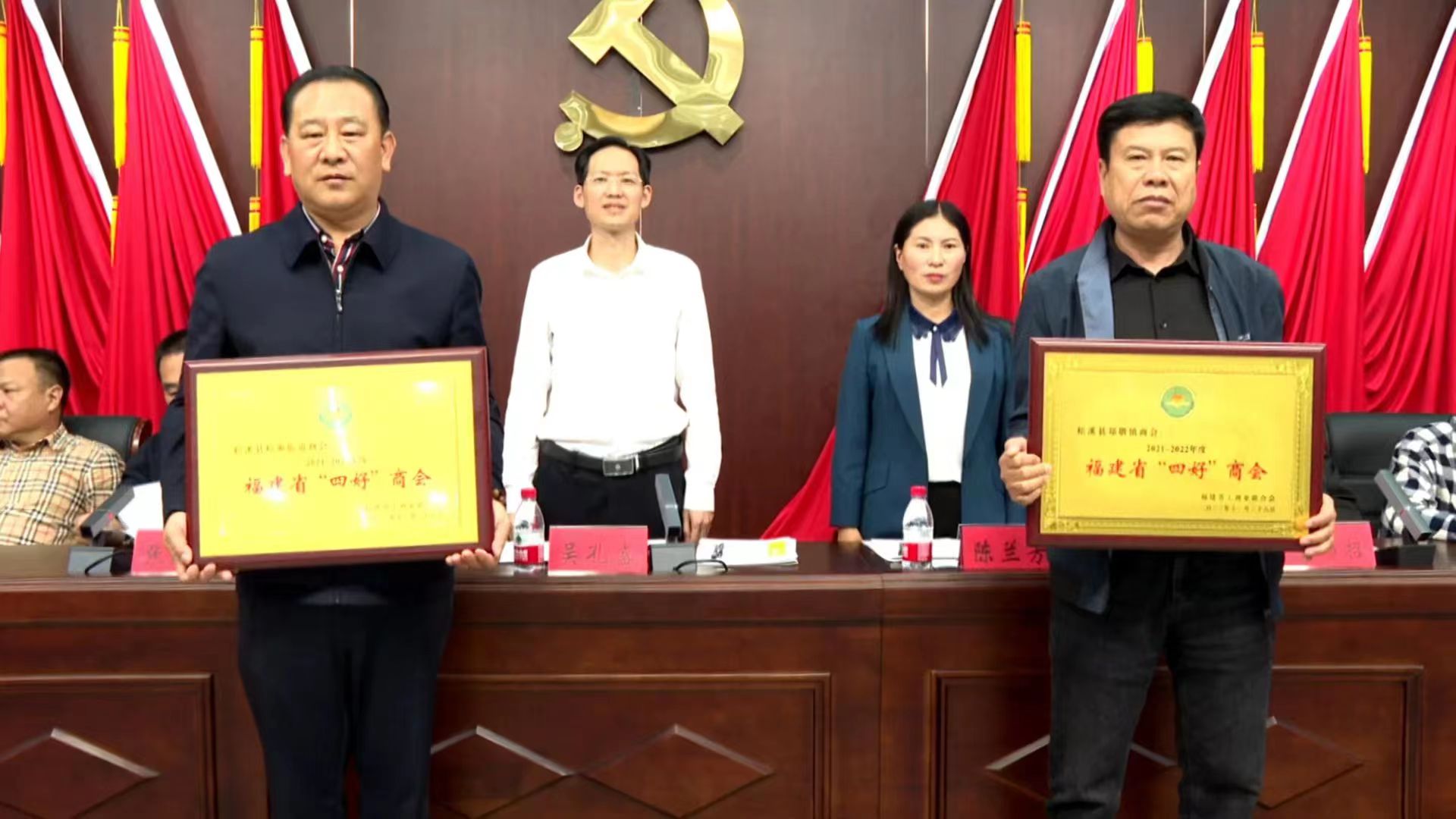 易順建工集團(tuán)董事長李易順作為松溪街道商會(huì)代表領(lǐng)取2021-2022年度福建省“四好”商會(huì)榮譽(yù)獎(jiǎng)項(xiàng)。