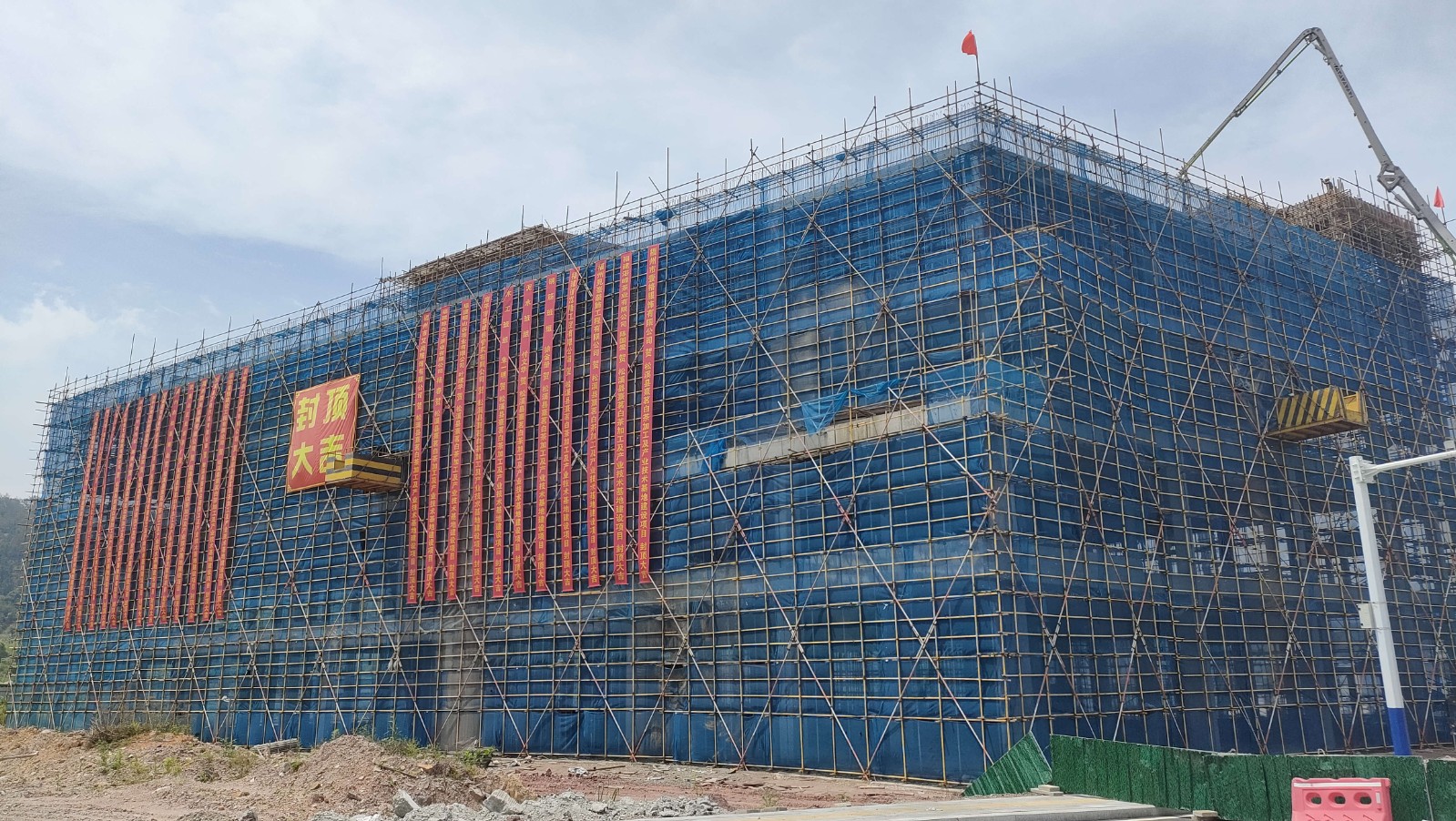 易順建工集團有限公司承建的熹茗白茶加工及產(chǎn)業(yè)技術基地建設項目一期工程順利封頂！