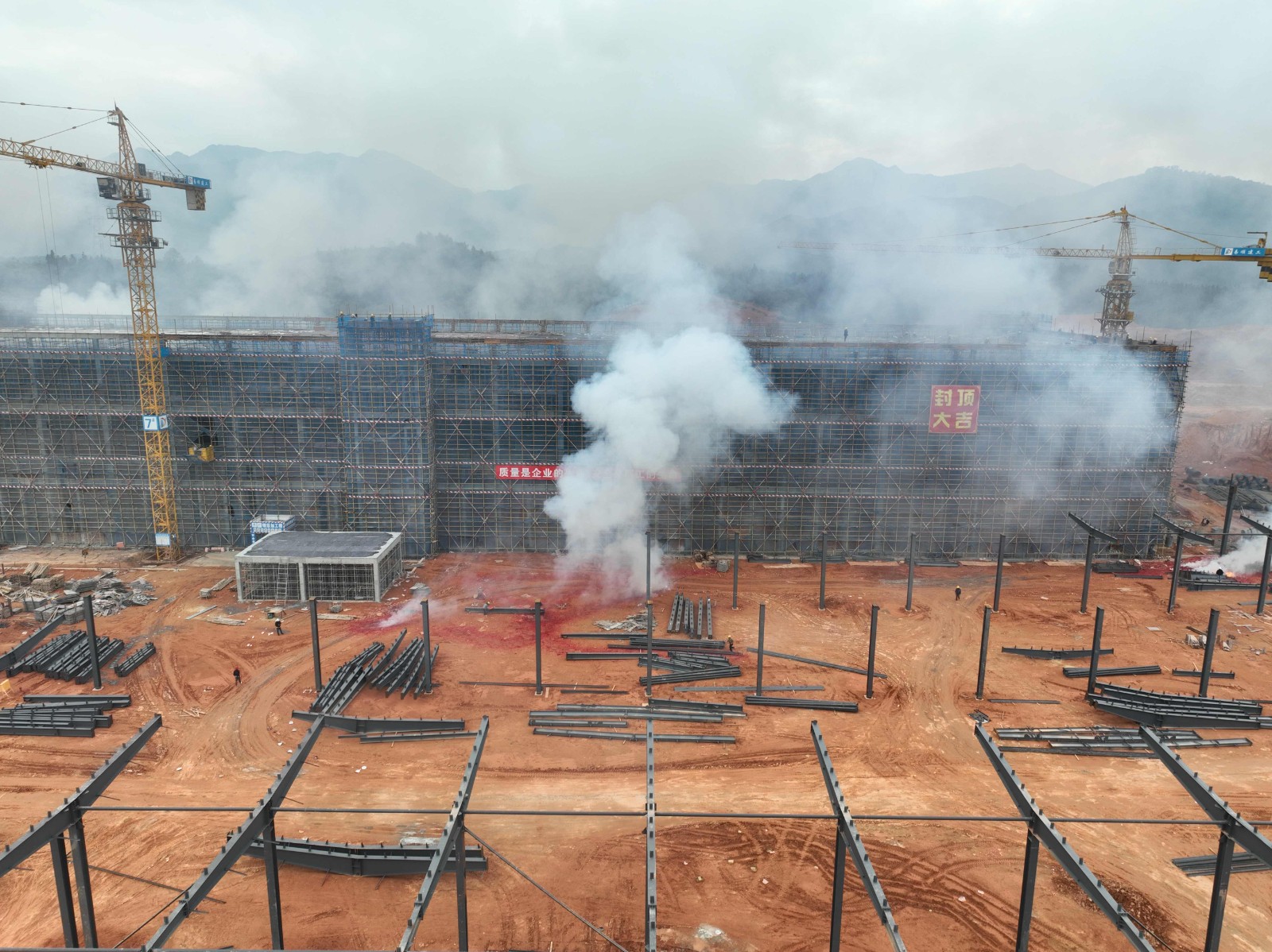 易順建工集團有限公司承建的松溪縣三和循環(huán)經(jīng)濟產(chǎn)業(yè)園標準化廠房和基礎(chǔ)設(shè)施提升項目——標準化廠房建設(shè)項目封頂大吉！