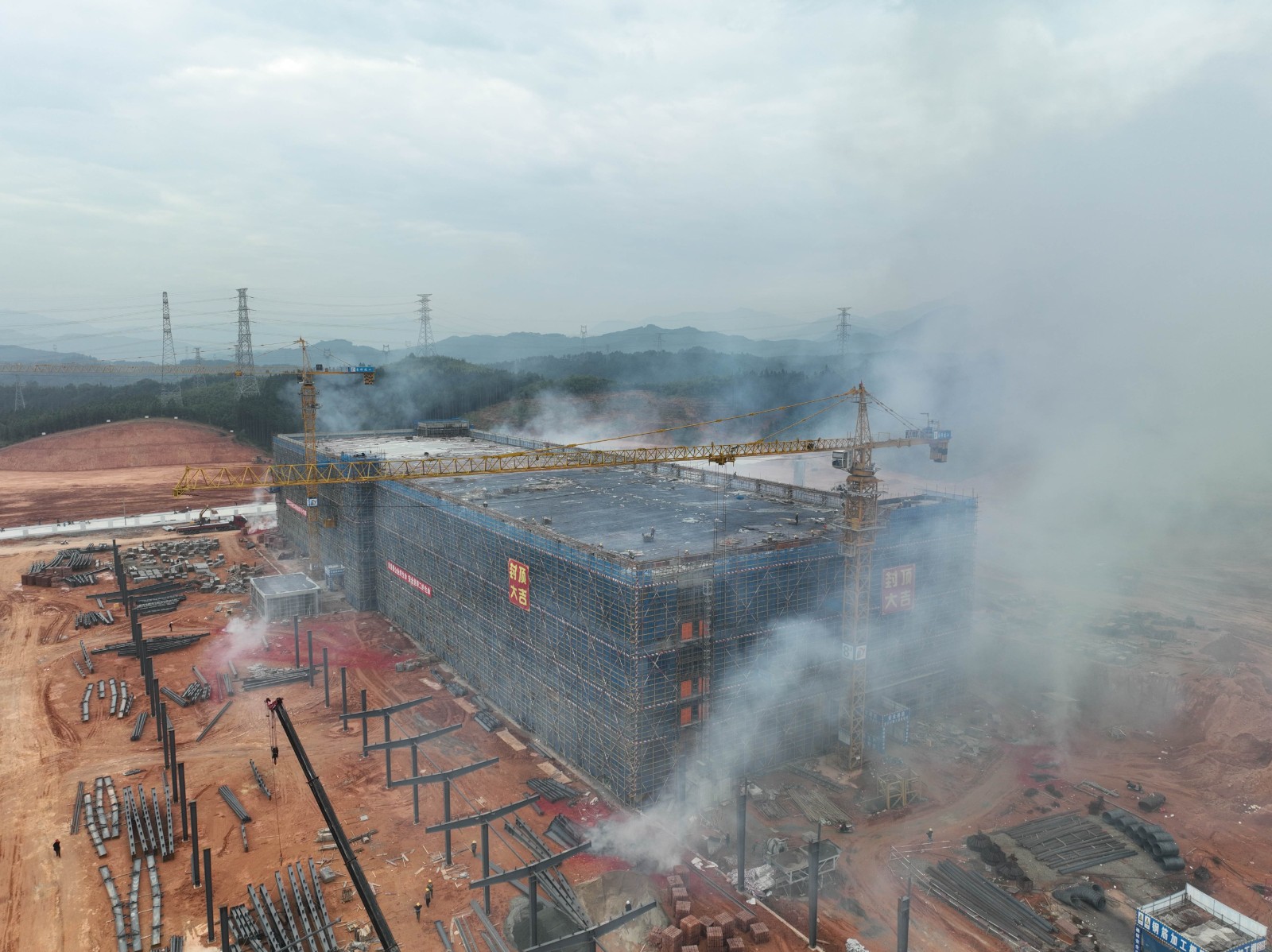 易順建工集團有限公司承建的松溪縣三和循環(huán)經(jīng)濟產(chǎn)業(yè)園標準化廠房和基礎(chǔ)設(shè)施提升項目——標準化廠房建設(shè)項目封頂大吉！