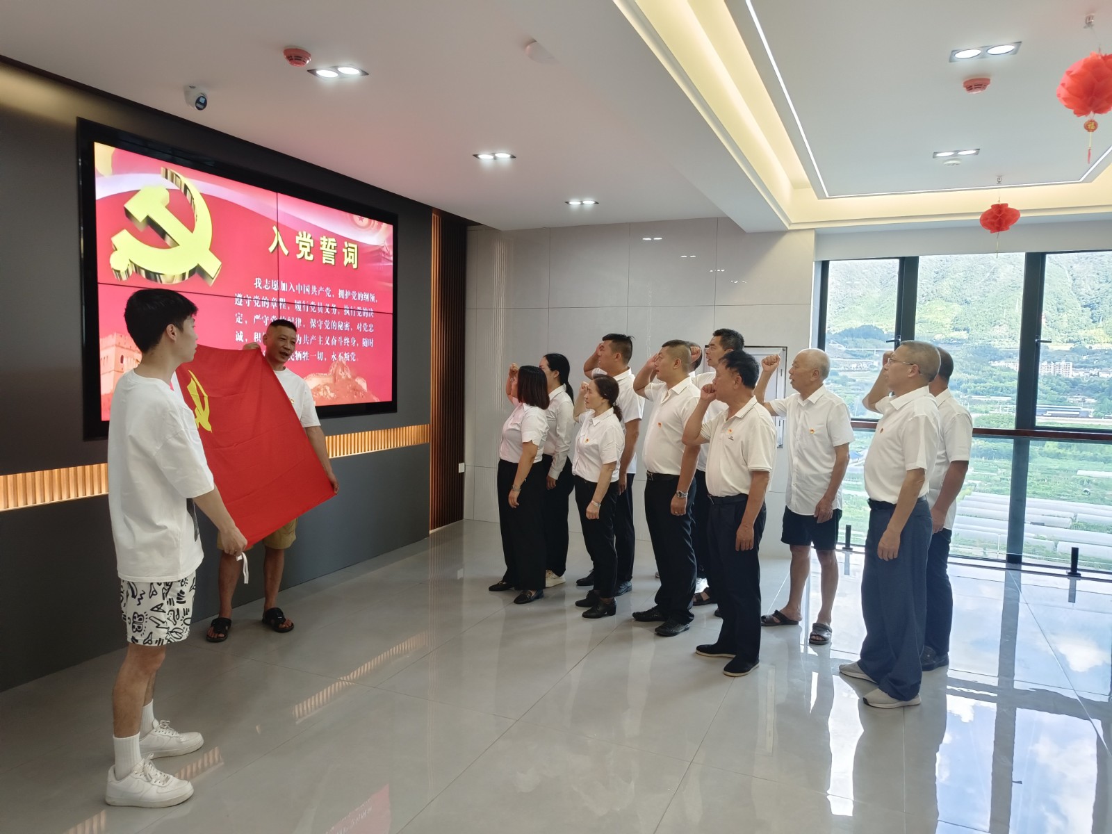 易順建工集團有限公司黨支部召開深入貫徹中央八項規(guī)定精神學(xué)習(xí)教育會暨“七一”專題黨課